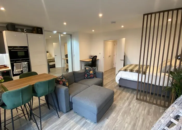 London Luxe: Stylish Studio