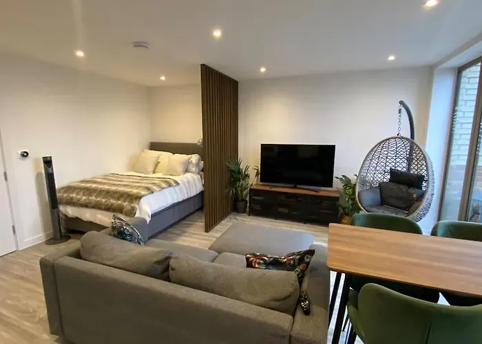 London Luxe: Stylish Studio